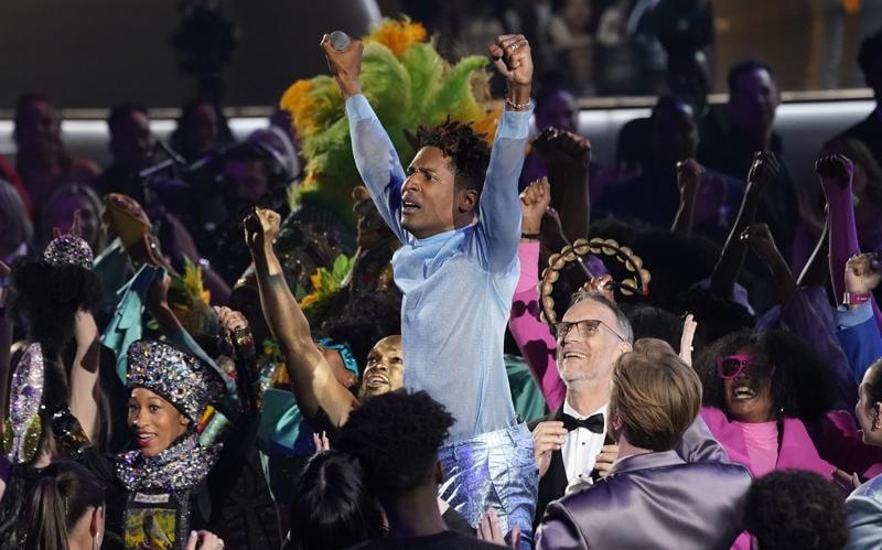 Jon Batiste biểu diễn tại lễ trao giải Grammy 2022. Ảnh: AP.