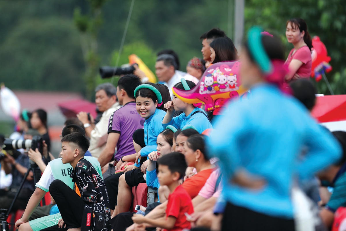 Trận đấu thu hút đông khán giả.