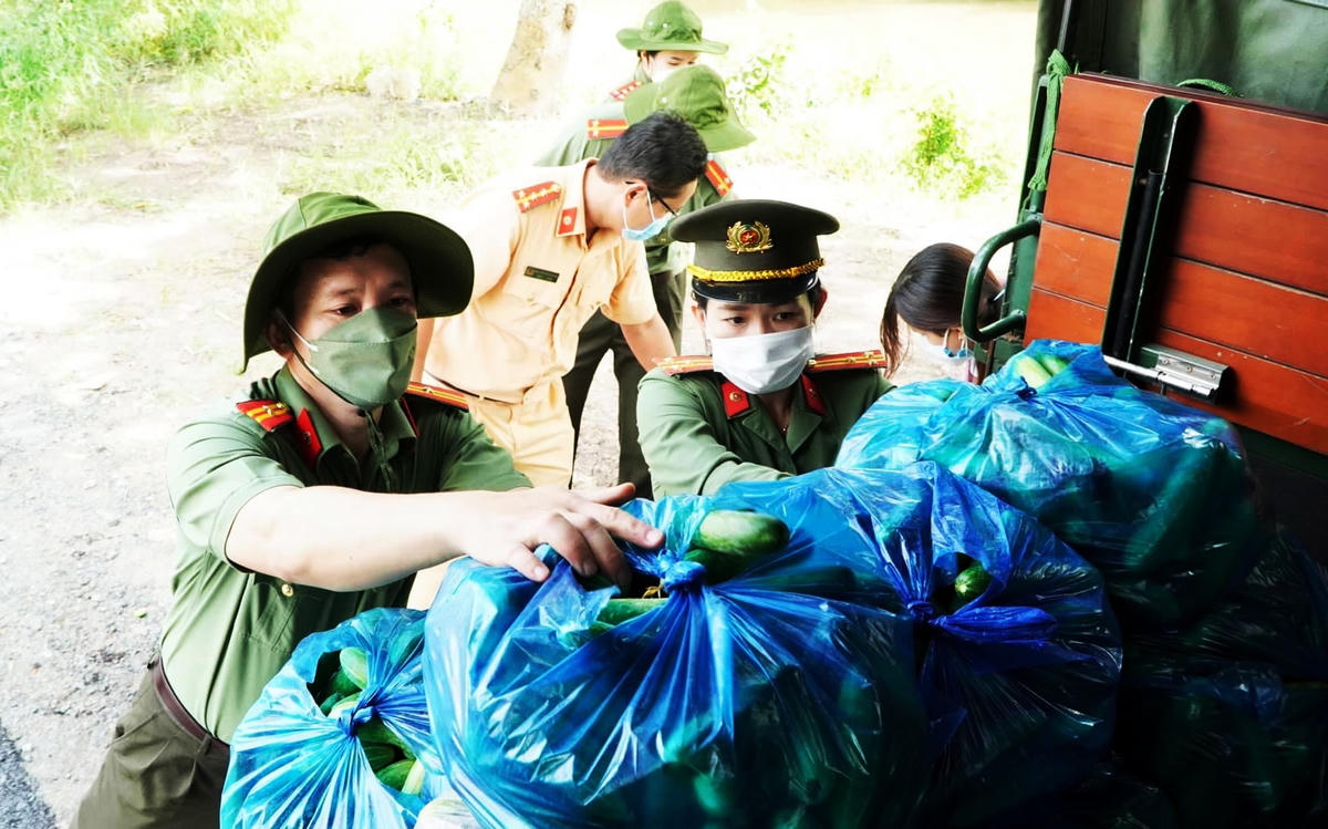 Những phần quà ấm áp nghĩa tình được hệ thống Mặt trận vận động hỗ trợ bà con chống dịch.