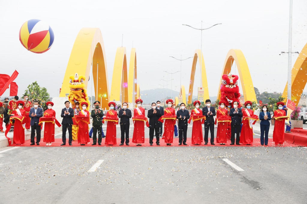 Các đại biểu cắt băng khánh thành Cầu Tình Yêu. Ảnh: QMG.