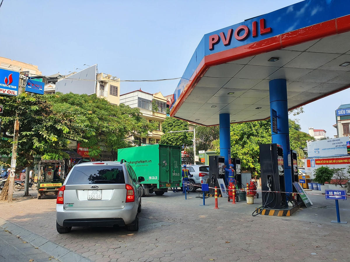 Tại Việt Nam, giá xăng E5 RON92 không cao hơn mức 21.683 đồng/lít; xăng RON95 không cao hơn 22.879 đồng/lít.
