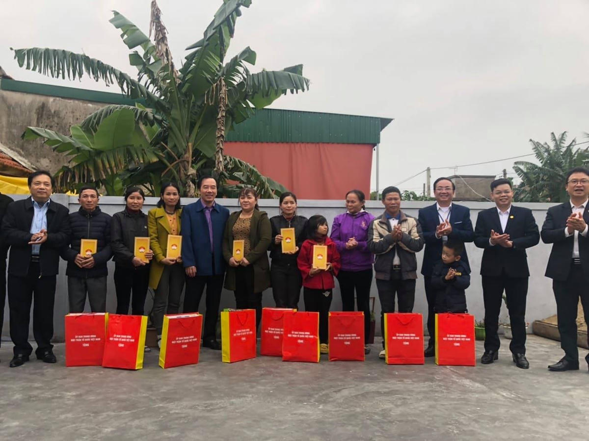 Trao quà cho 10 hộ dân bị ảnh hưởng do bão lũ tại  xã Hưng Tây, huyện Hung Nguyên.