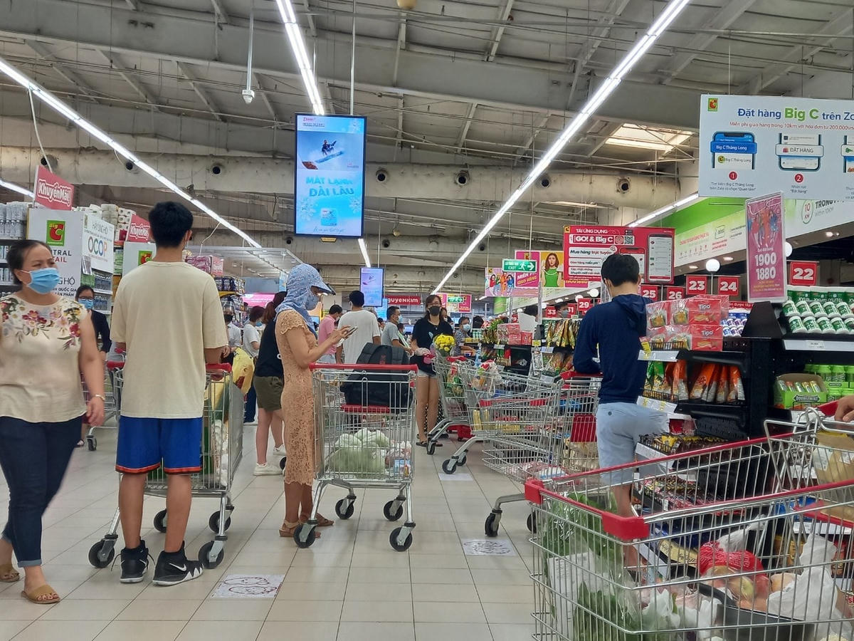 Tại BigC, lượng người dân mua sắm tăng so với ngày thường.  