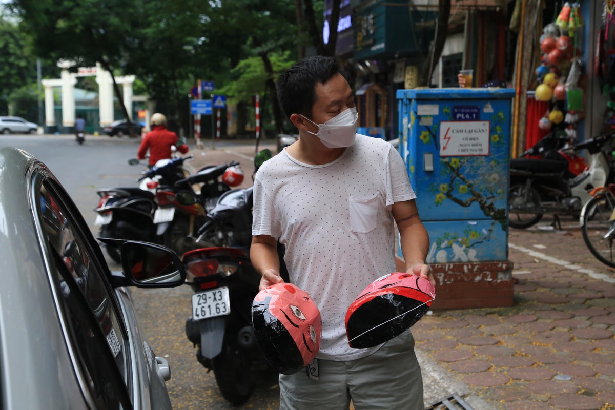 Anh Quỳnh nhanh chân di chuyển về nhà để hoàn thiện nốt mâm cỗ đón Trung thu cho cả gia đình.