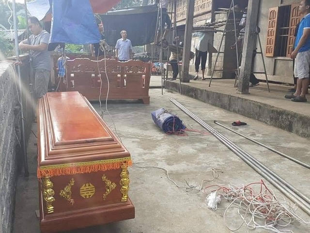 Người nhà nạn nhân chuẩn bị tang lễ cho cháu Q.