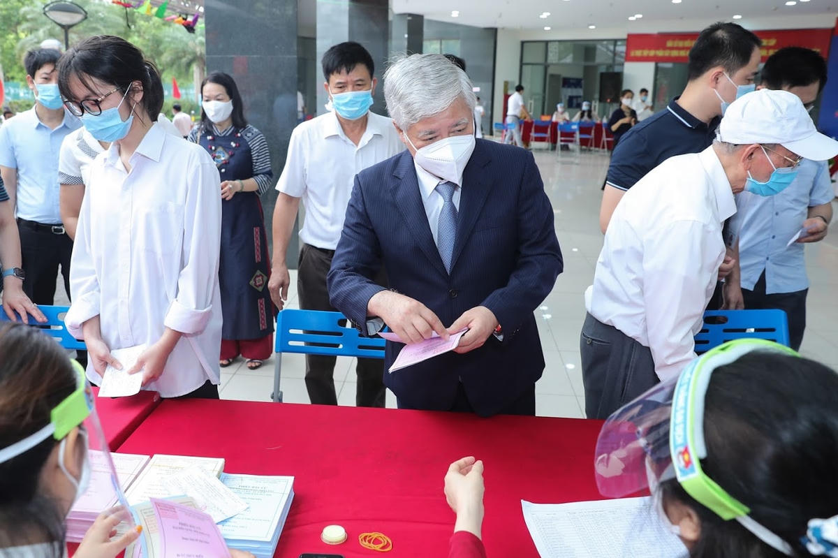 Bí thư Trung ương Đảng, Chủ tịch UBTƯ MTTQ Việt Nam Đỗ Văn Chiến bầu cử tại phường Xuân Tảo, quận Bắc Từ Liêm, Hà Nội, sáng ngày 23/5.