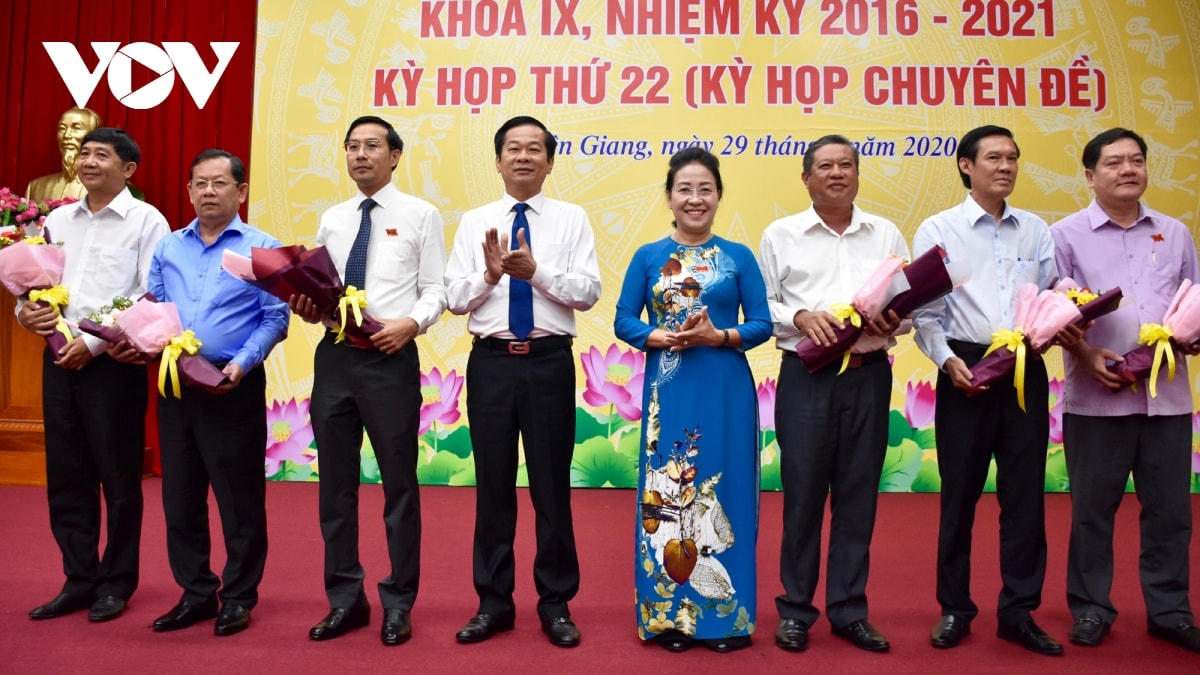 Ông Nguyễn Thanh Nhàn (thứ ba từ trái qua) được bầu giữ chức Phó chủ tịch UBND tỉnh Kiên Giang. Nguồn: VOV.