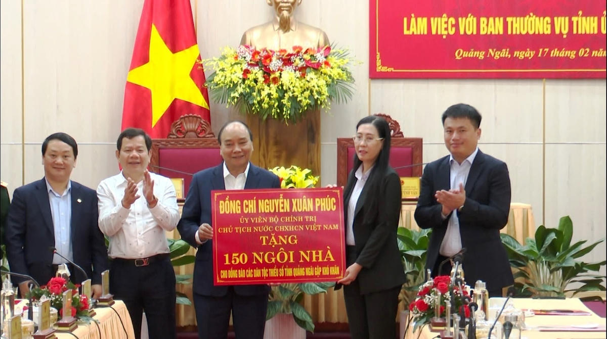 Chủ tịch nước Nguyễn Xuân Phúc tăng 150 ngôi nhà cho đồng bào dân tộc thiểu số ở Quảng Ngãi.