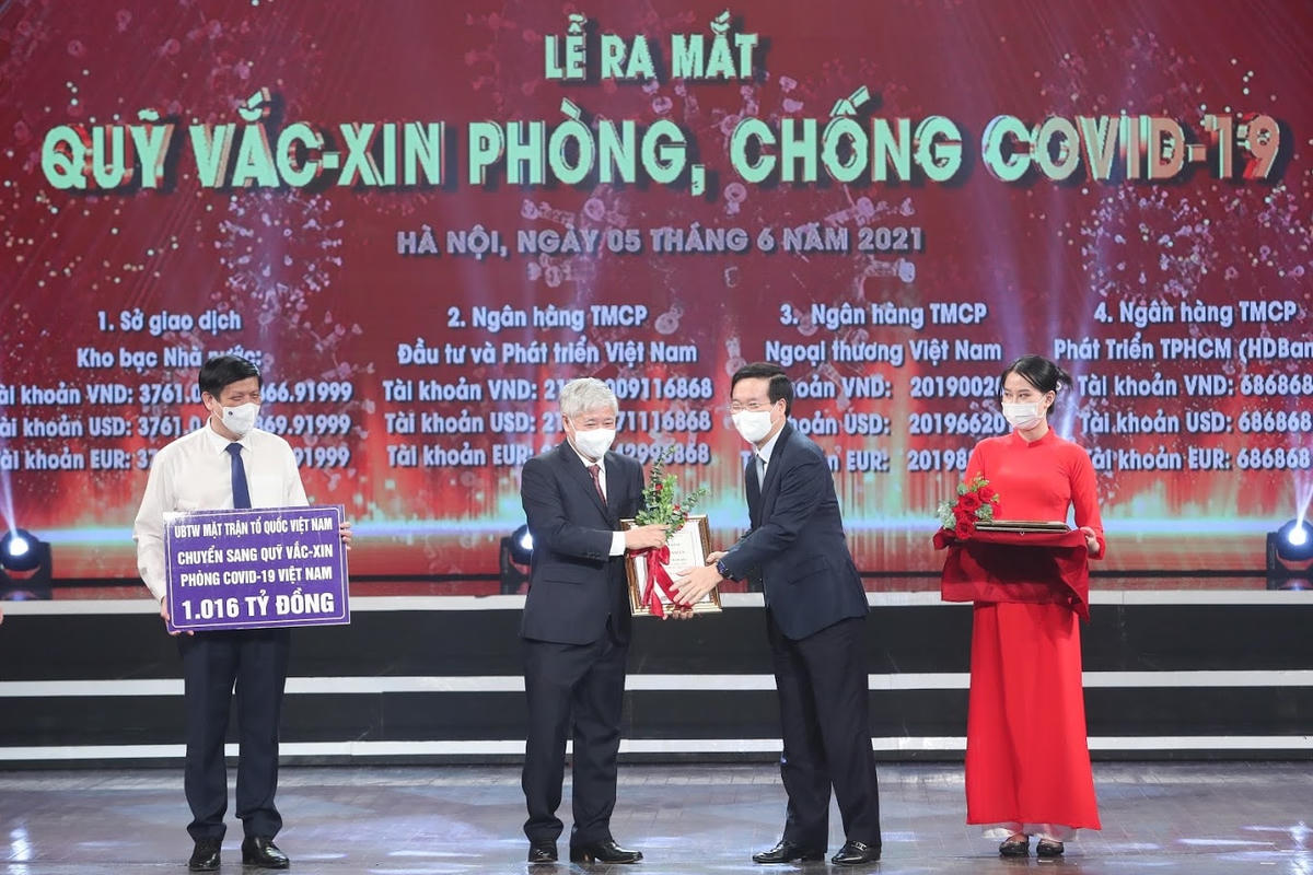 Thường trực Ban Bí thư Võ Văn Thưởng tặng hoa cảm ơn Chủ tịch UBTƯ MTTQ Việt Nam Đỗ Văn Chiến tại Lễ ra mắt Quỹ vaccine phòng, chống Covid-19.