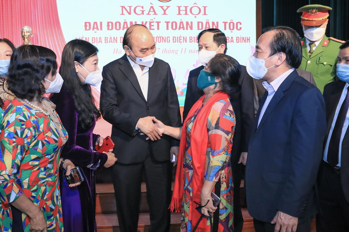 Chủ tịch nước Nguyễn Xuân Phúc thăm hỏi nhân dân phường Điện Biên trong Ngày hội Đại đoàn kết toàn dân tộc.