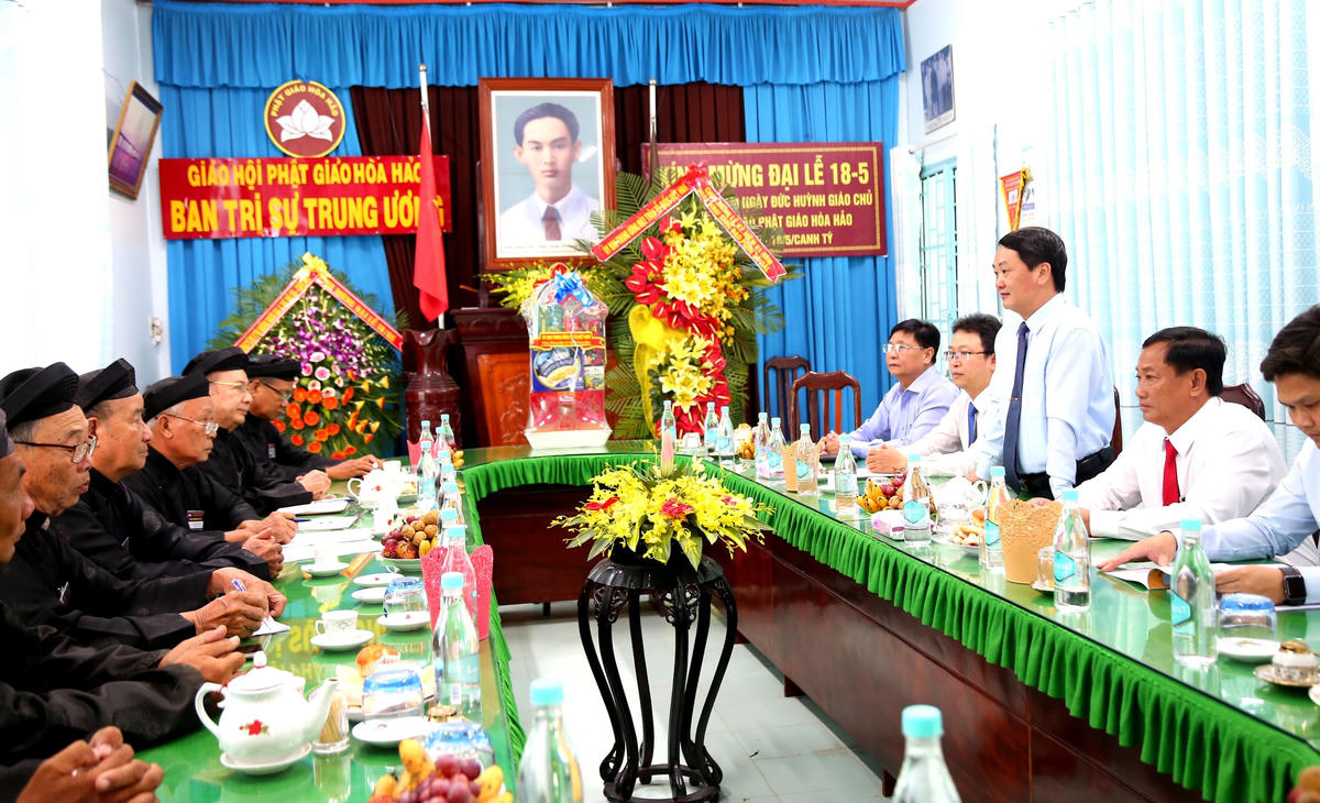 Phó Chủ tịch – Tổng thư ký Hầu A Lềnh phát biểu, chúc mừng đại lễ.