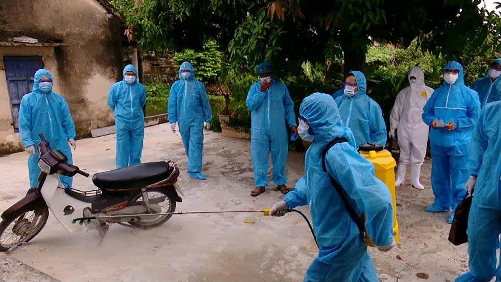 Đoàn công tác phun khử khuẩn khu vực gia đình anh Cường sinh sống.