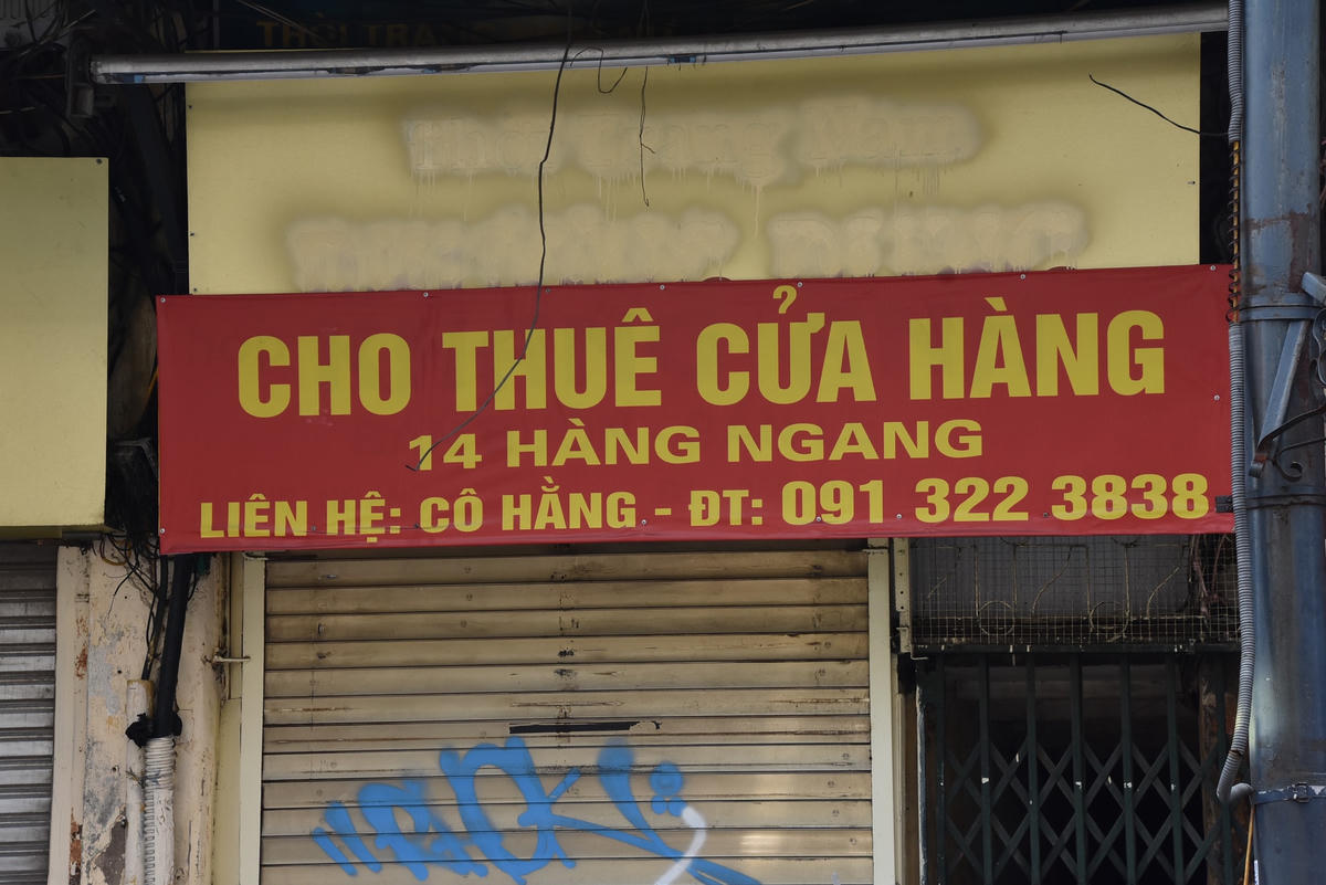 Nhiều cửa hàng trên phố Hàng Ngang cũng rơi vào hoàn cảnh tương tự.