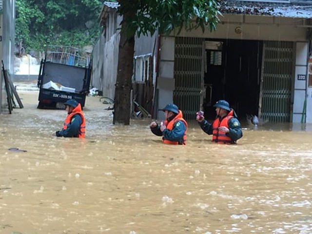 Nước ngập ngang người. Trong ảnh: Lực lượng cứu hộ, cứu nạn đến hỗ trợ người dân tại vùng bị ngập úng (Ảnh: Phạm Minh).  