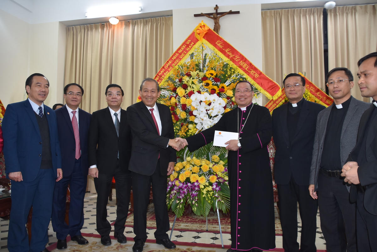 Phó Thủ tướng Thường trực Chính phủ Trương Hòa Bình tặng hoa chúc mừng Tòa Tổng Giám mục Hà Nội.