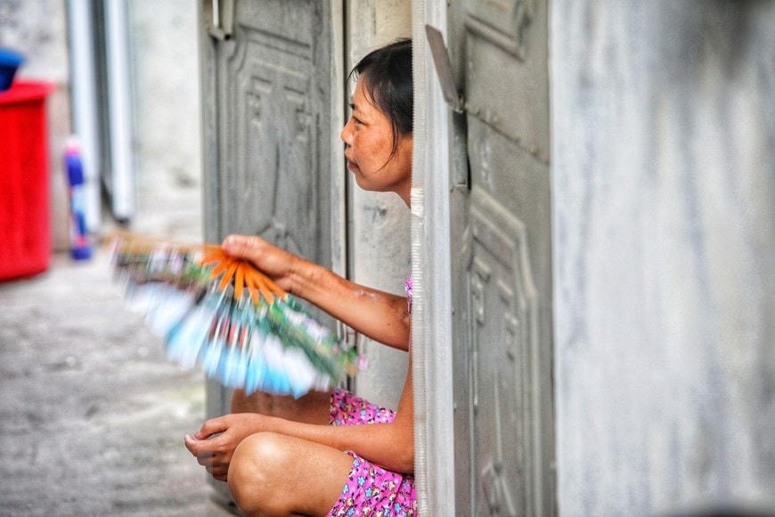 Ngày lại ngày, bệnh nhân ở xóm chạy thận 121 Lê Thanh Nghị vừa phải chống chọi với bệnh tật, vừa gồng mình chịu đựng sự vất vả trong cái nóng oi bức bủa vây xóm trọ nghèo. (Ảnh: Thành Đạt/TTXVN).