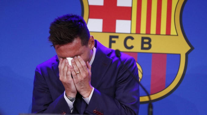 Messi bật khóc khi thông báo chí tay Barca ngày 8/8. Ảnh: AFP.  