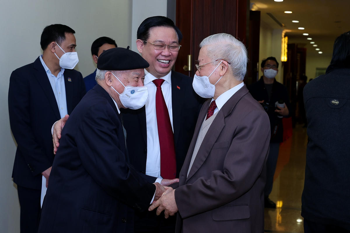 Tổng Bí thư Nguyễn Phú Trọng thăm hỏi, chúc sức khỏe các đồng chí nguyên lãnh đạo cấp cao của Đảng, Nhà nước. Ảnh: VGP/Nhật Bắc.