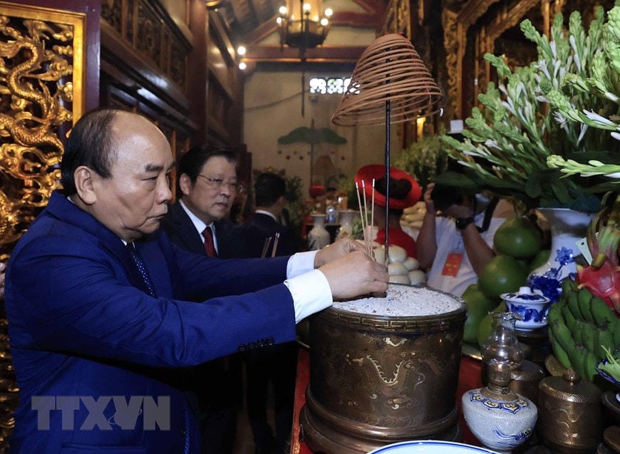 Chủ tịch nước Nguyễn Xuân Phúc dâng hương tưởng niệm các Vua Hùng tại Khu Di tích lịch sử Quốc gia đặc biệt Đền Hùng (tỉnh Phú Thọ). (Ảnh: Thống Nhất/TTXVN).