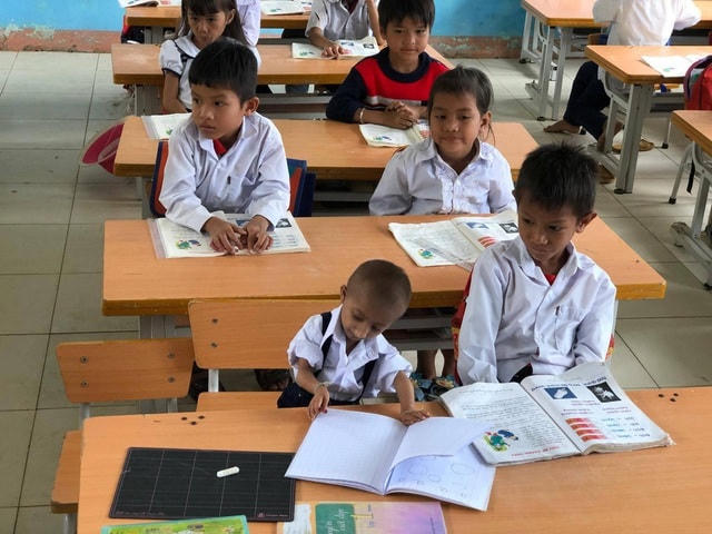 Cậu bé tí hon  Đinh Văn K’Rể rất chăm chỉ học hành. Nguồn Dân trí.
