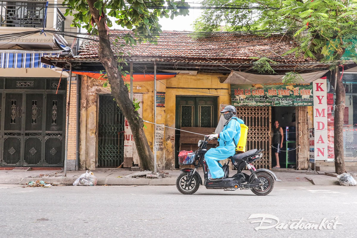 Lực lượng y tế chia nhỏ, tiến hành phun khử khuẩn trên địa bàn huyện Yên Mỹ. Ảnh: Quang Vinh. 