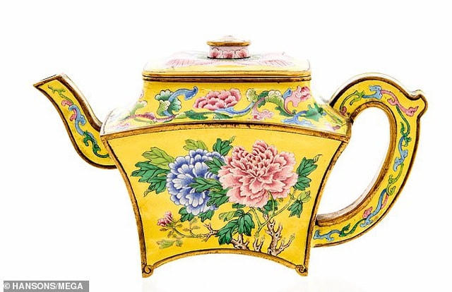 Bất ngờ tìm thấy ấm trà cổ 250 năm tuổi được định giá 3 tỷ đồng
