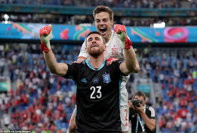Thủ thành Simon là người hùng của La Roja