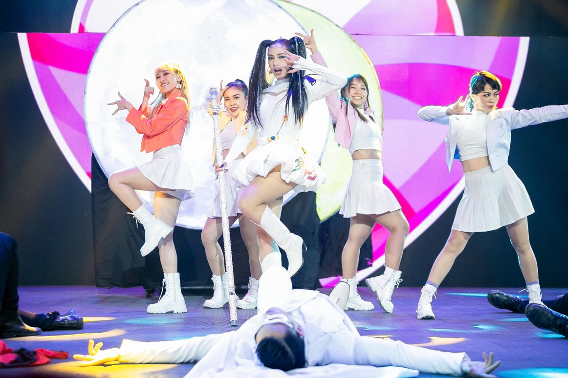 Lona hát hit của Binz, khiến Khắc Hưng bối rối vì quá xinh đẹp