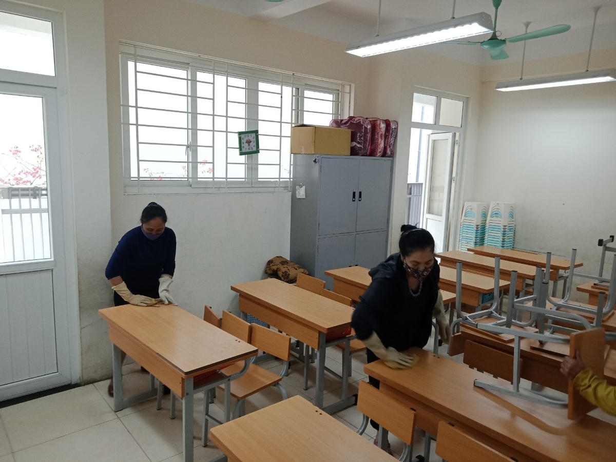 Trường Tiểu học Đại Kim thực hiện công tác vệ sinh trường lớp lần cuối vào chiều 1/3.