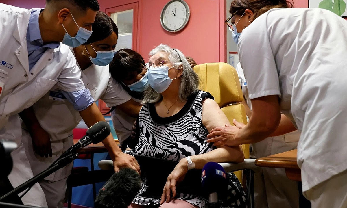 Cụ bà Mauricette, 78 tuổi, người đầu tiên được tiêm chủng Covid-19 ở Pháp. Ảnh: Reuters.