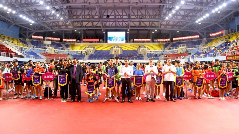 Ban tổ chức tặng cờ lưu niệm cho trọng tài và các đoàn thi đấu.