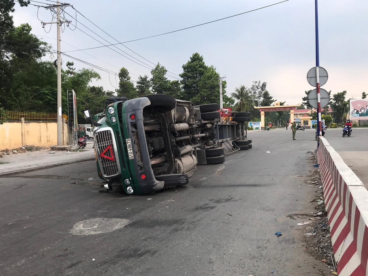 Hiện trường xe container lật nhào. Ảnh: TL.