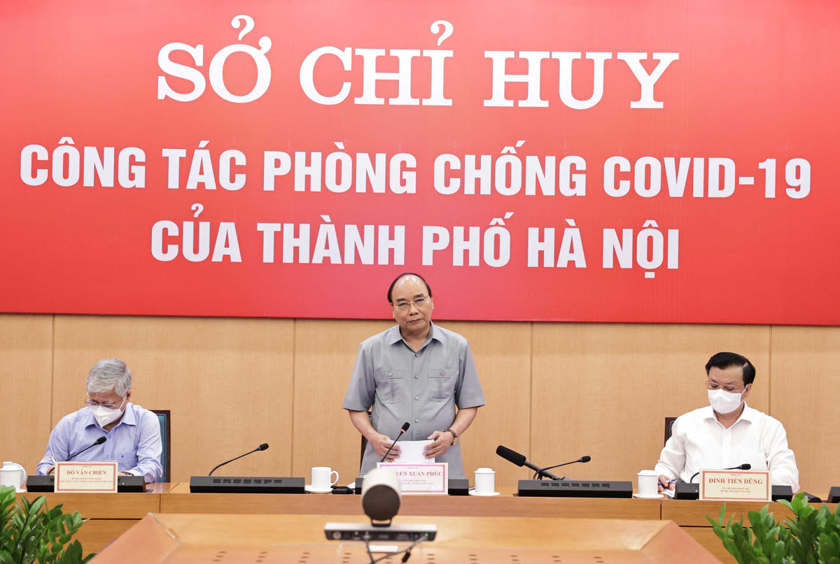 Chủ tịch nước Nguyễn Xuân Phúc, Chủ tịch UBTƯ MTTQ Việt Nam Đỗ Văn Chiến làm việc tại Sở chỉ huy công tác phòng, chống Covid-19 của TP Hà Nội.