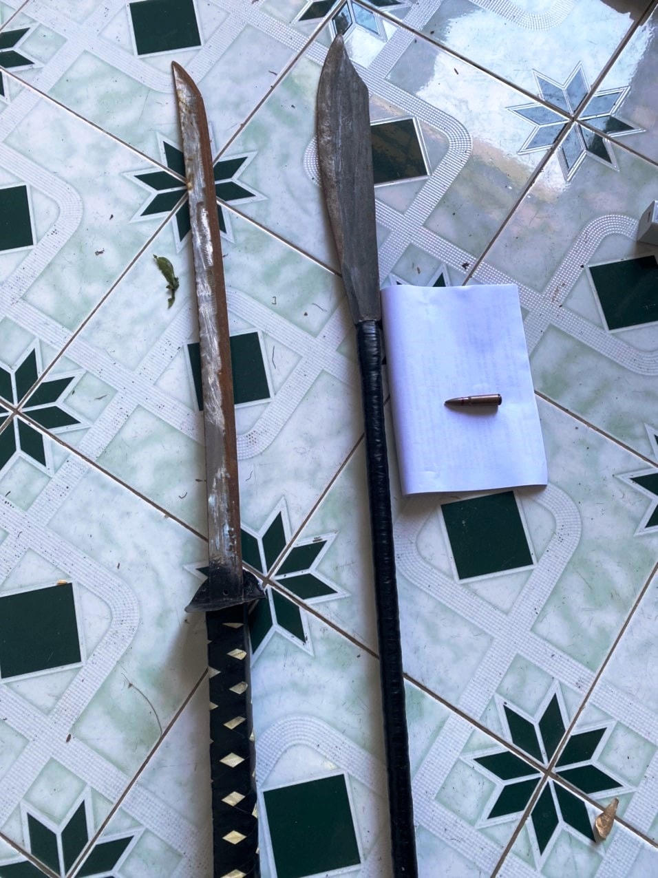 Hung khí thu giữ tại nhà đối tượng Trung.
