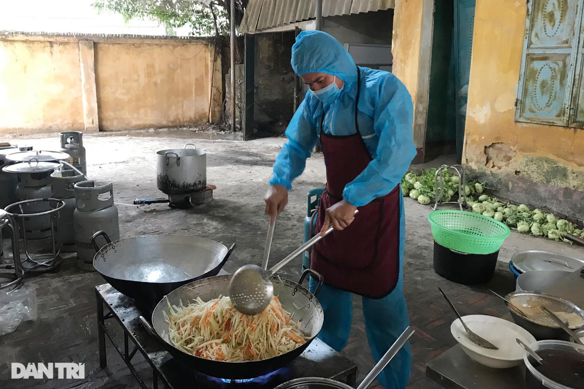 Những người phụ trách nấu ăn tại bếp dã chiến Phường Cộng Hòa đều là đầu bếp ở các nhà hàng, quán ăn trên địa bàn, do dịch Covid-19 bùng phát họ cũng không thể làm việc và đã tình nguyện tham gia bếp ăn dã chiến.