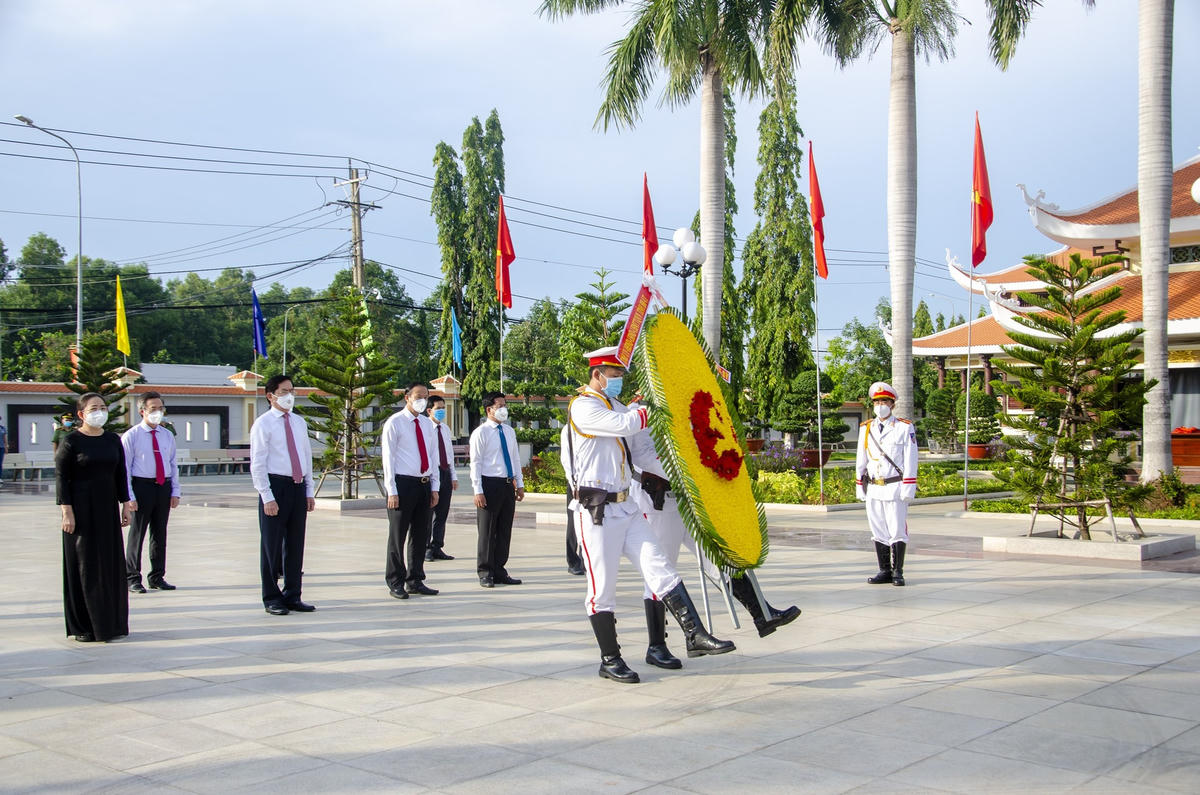 Lãnh đạo tỉnh Bà Rịa-Vũng Tàu đặt vòng hoa viếng các anh hùng liệt sĩ. Ảnh: Báo BR-VT.