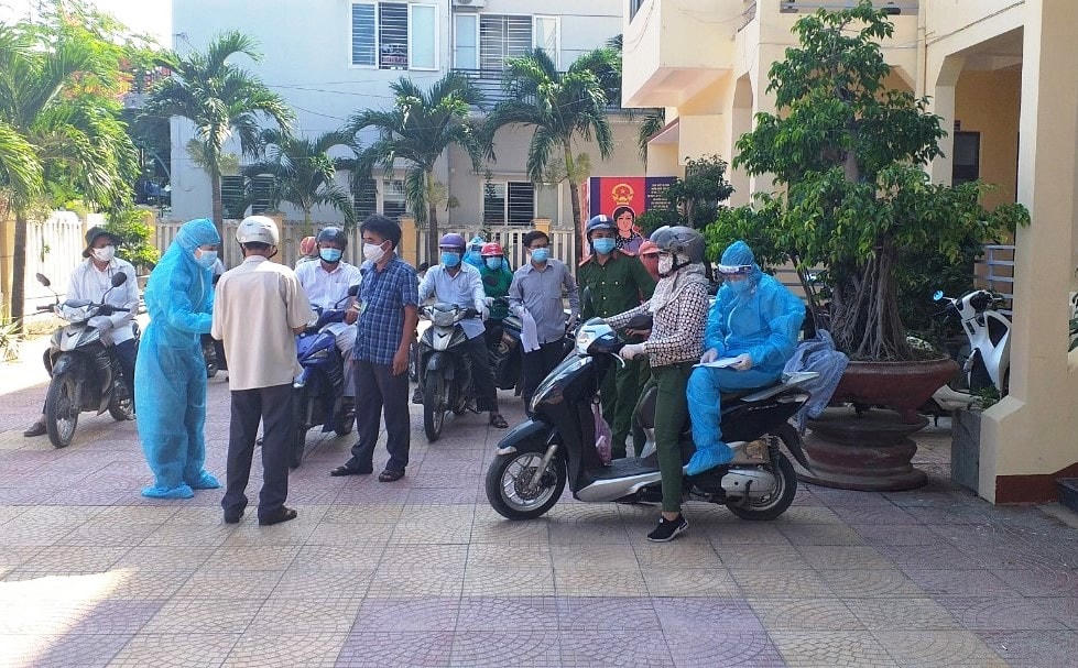 Lực lượng chức phường Phổ Thạnh đang khẩn trương đi truy vết.