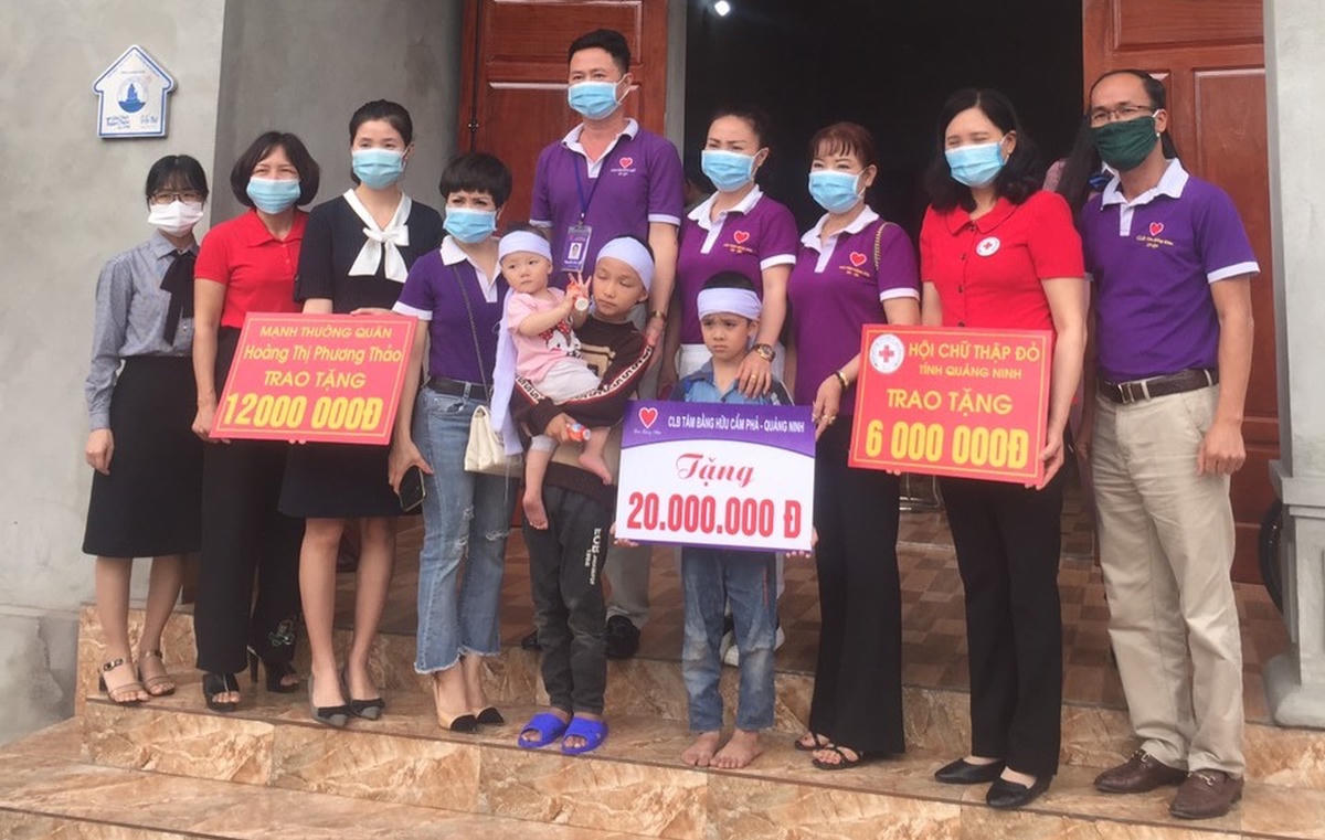 Hội Chữ thập đỏ tỉnh và Câu lạc bộ Tâm Bằng Hữu Cẩm Phả (Quảng Ninh) cùng các mạnh thường quân trao tiền giúp đỡ cho 3 cháu nhỏ tại khu Yên Lãng 1, phường Yên Thọ, thị xã Đông Triều.