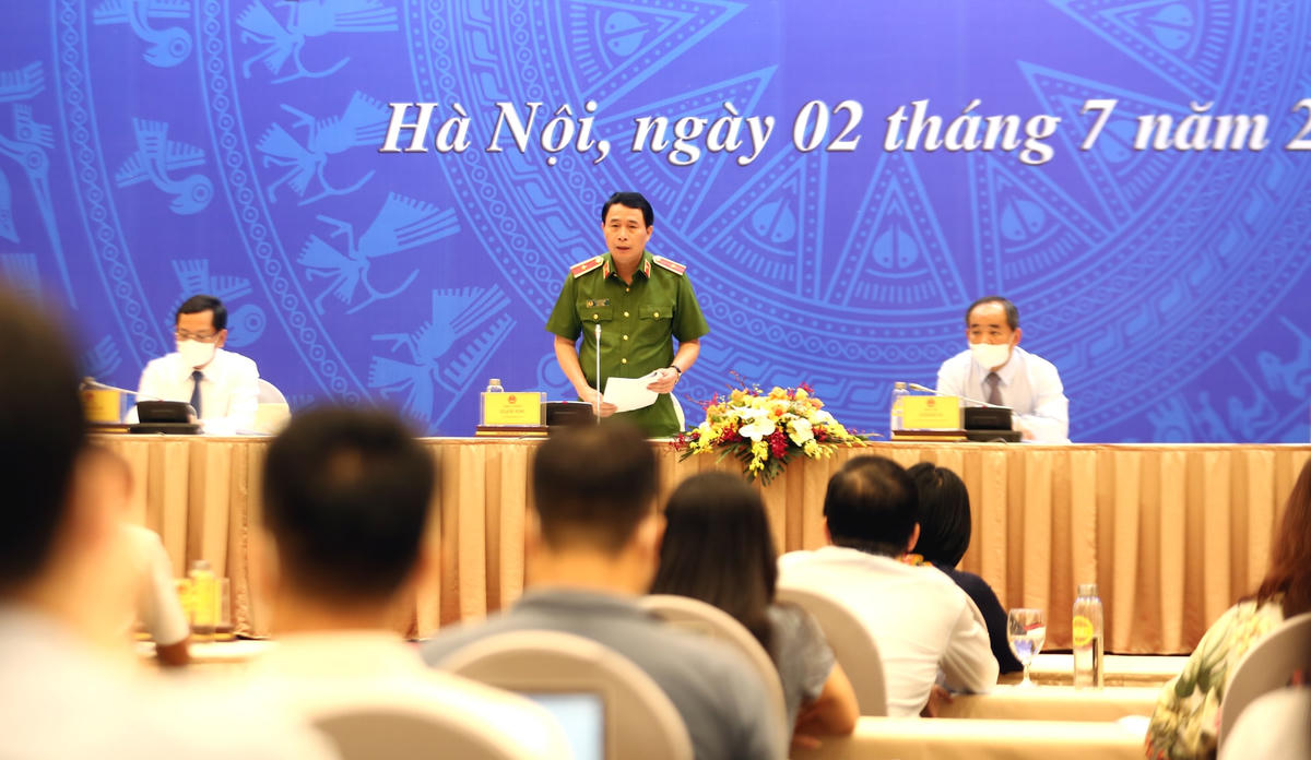 Thiếu tướng Lê Quốc Hùng, Thứ trưởng Bộ Công an trả lời các câu hỏi tại cuộc họp báo. Ảnh VGP/Đức Tuân.  