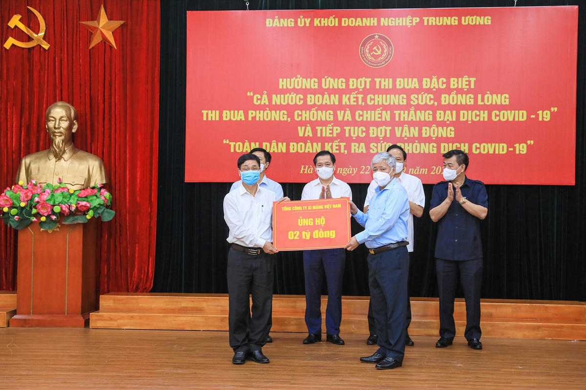 Bí thư Trung ương Đảng, Chủ tịch UBTƯ MTTQ Việt Nam Đỗ Văn Chiến tiếp nhận ủng hộ từ Tổng Công ty Xi măng Việt Nam.