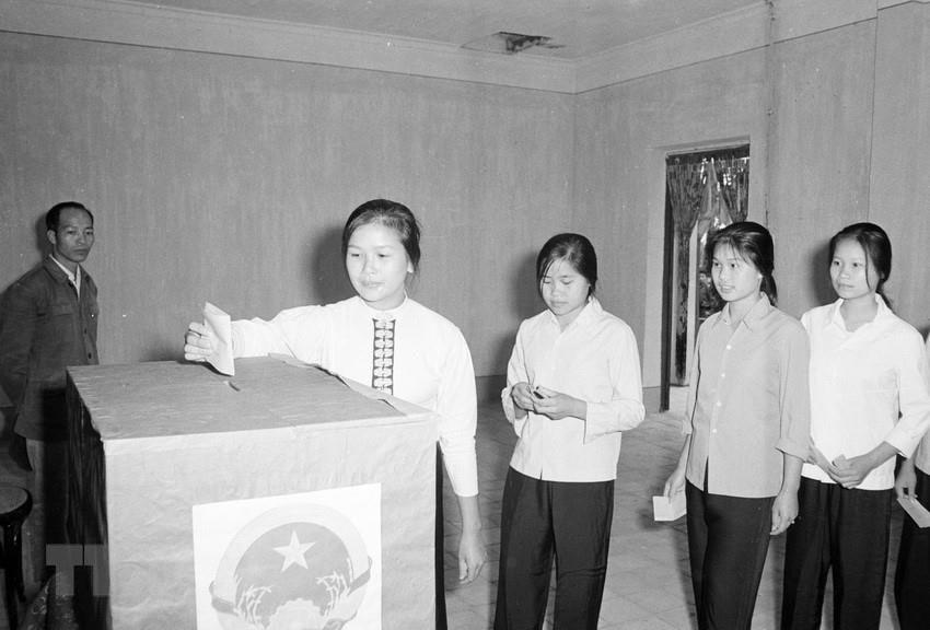 Sinh viên trường Đại học Nông nghiệp 3 (Bắc Thái) bầu cử đại biểu Quốc hội khóa VI (25/4/1976). (Ảnh: Vũ Hanh/TTXVN).