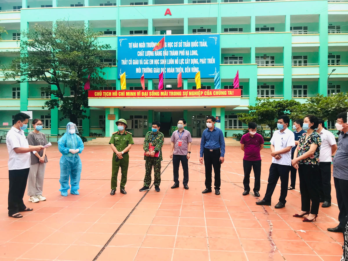Diễn tập tại phường Hồng Hà: Xử lý tình huống xuất hiện F0 trong khu cách ly tập trung, nhiều người kích động, gây rối muốn ra khỏi khu cách ly. Ảnh: Quangninh.gov.