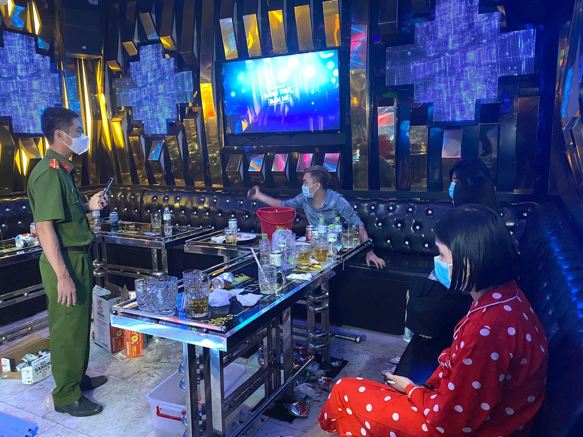 Công an làm việc với những người có mặt tại các phòng hát karaoke.