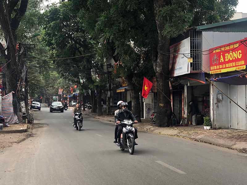 Đến tầm trưa, người dân bắt đầu ra đường chúc Tết, phố phường phần nào bắt đầu nhộn nhịp hơn.