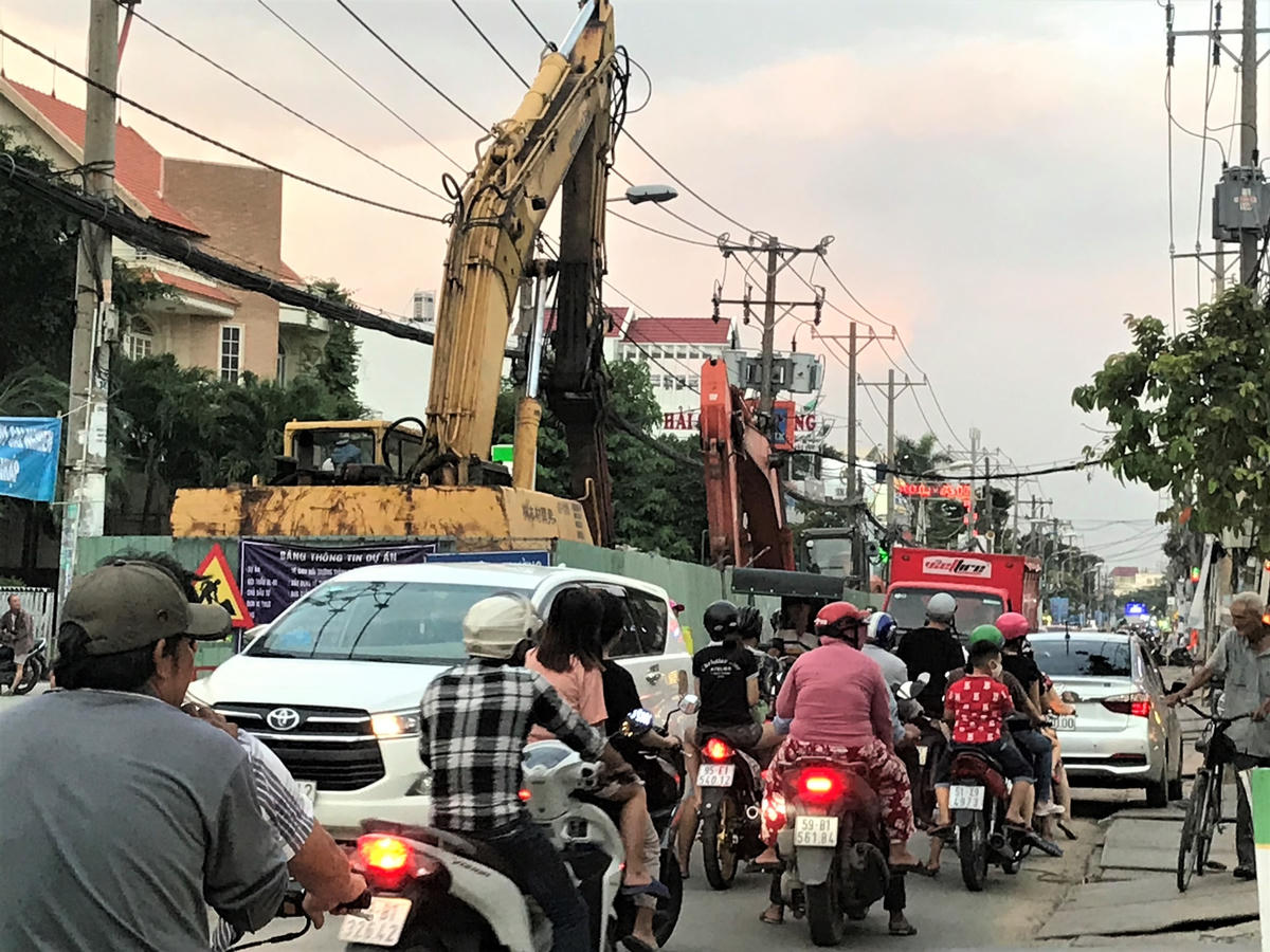 Thi công rào chắn phục vụ công trình đường ống thoát nước (cấp 2, 3) thuộc Dự án Vệ sinh Môi trường TP HCM (giai đoạn 2) gây ùn tắc giao thông
