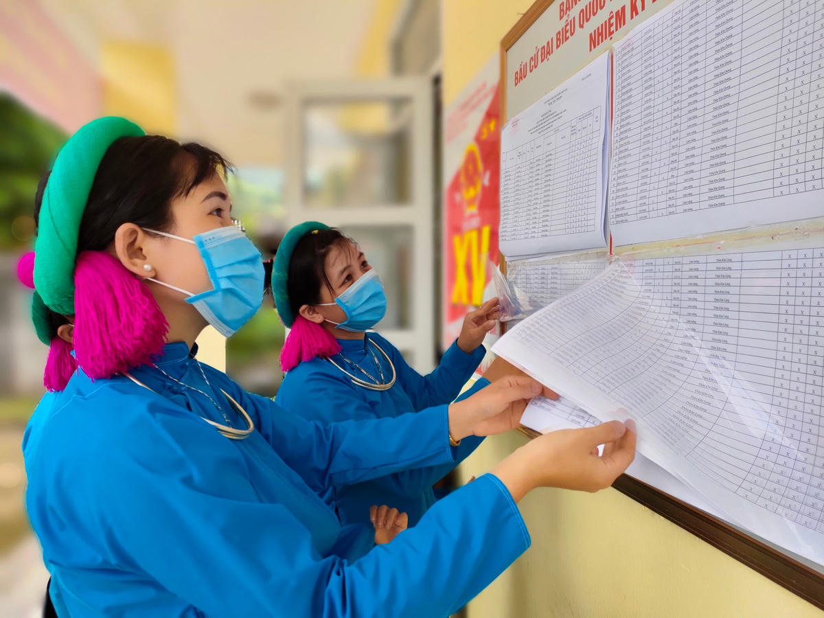 Cử tri người dân tộc Sán Chỉ tham gia bầu cử tại Khu vực bỏ phiếu số 4, xã Đại Dực (huyện Tiên Yên, Quảng Ninh)