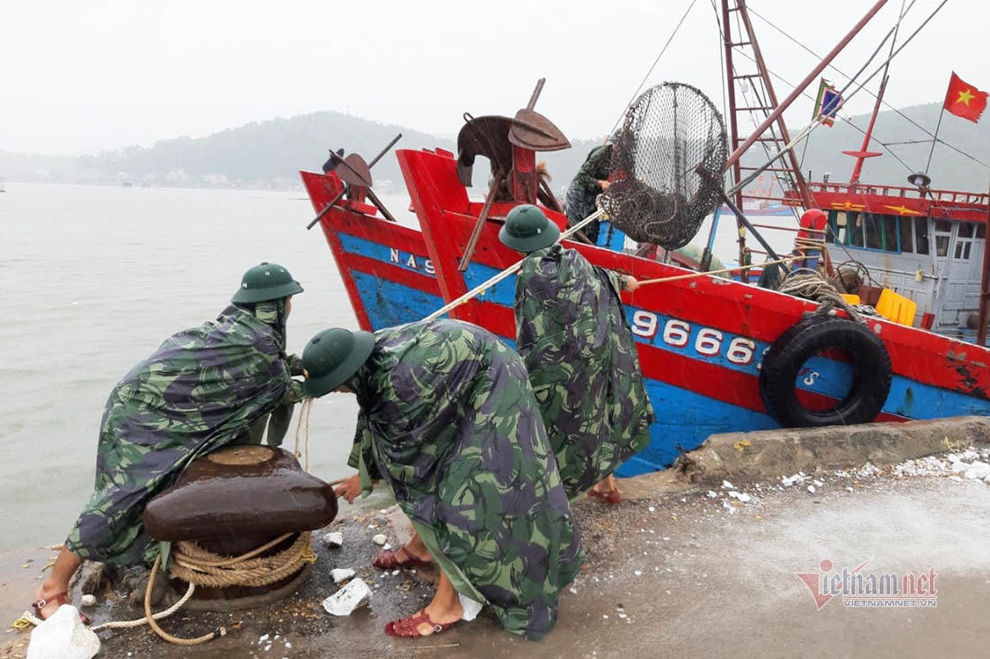 Chiến sĩ Đồn Biên phòng Cửa Lò-Bến Thủy giúp ngư dân chằng giữ tàu thuyền.