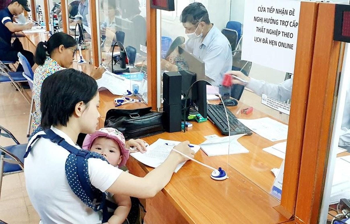 Lao động làm thủ tục hưởng bảo hiểm thất nghiệp. (Ảnh: PV/Vietnam+).
