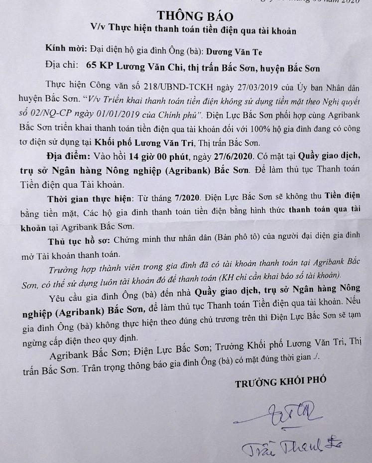 Thông báo về việc thanh toán tiền điện qua tài khoản ngân hàng có ngôn ngữ “dọa cắt điện” khiến người dân thị trấn Bắc Sơn bất bình.