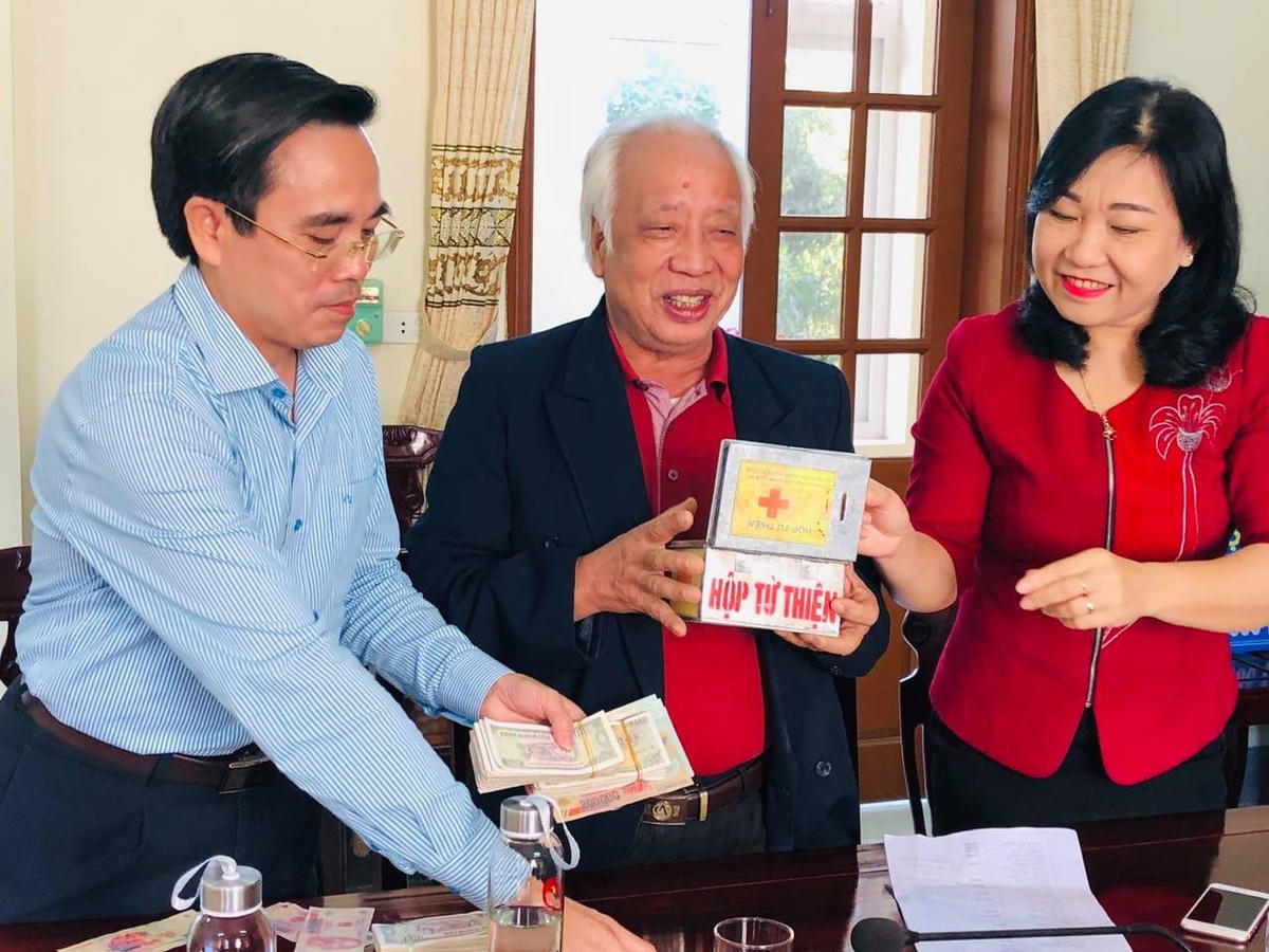 Bác Võ Văn Hồng, cán bộ hưu trí của phường Đội Cung (TP Vinh) trao số tiền 10 triệu đồng từ sự chắt chiu bỏ vào hộp tiết kiệm chung hàng ngày để hôm nay mang đến ủng hộ đồng bào miền Trung lũ lụt.